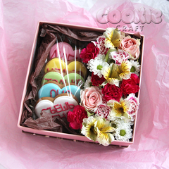 Коробка с цветами и пряниками средняя - магазин CookieCraft