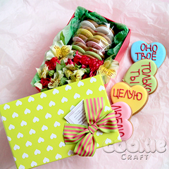 Коробка с цветами и пряниками малая - магазин CookieCraft