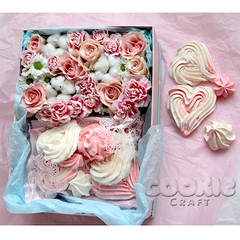 Коробка с цветами и сладостями большая - магазин CookieCraft