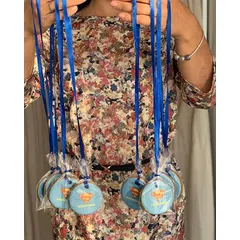 Медаль может быть любого размера. На фото медаль 6 см в диаметре. Лента также может быть любого цвета.