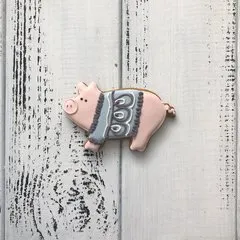 Свинка в свитере